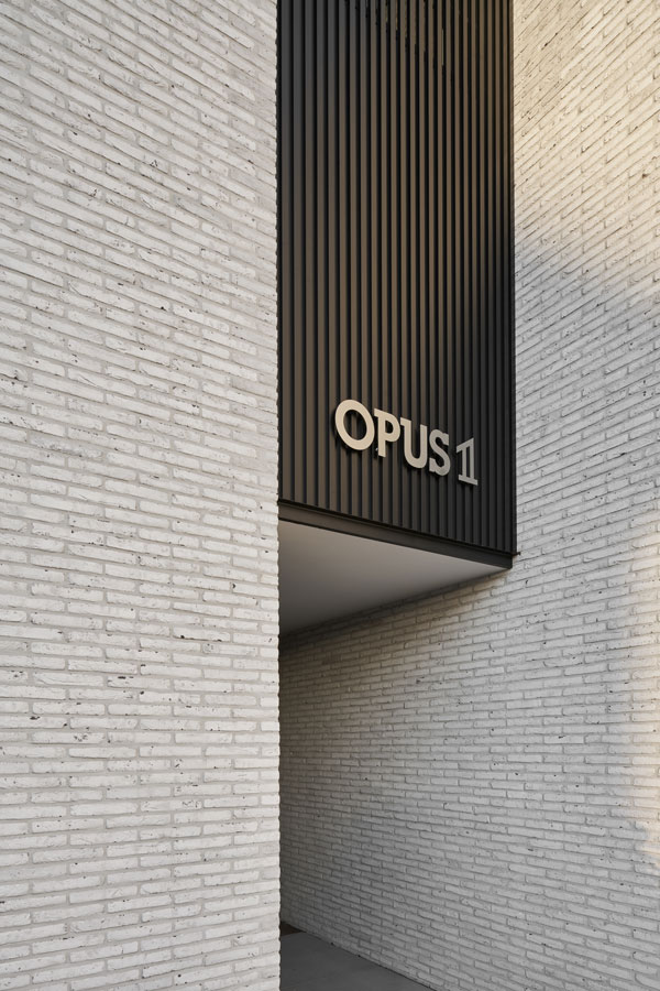 OPUS 1 in Herk-de-Stad, detail gevel met logo